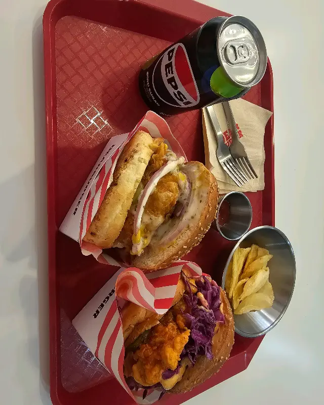 트레이에 담긴 버거 세트