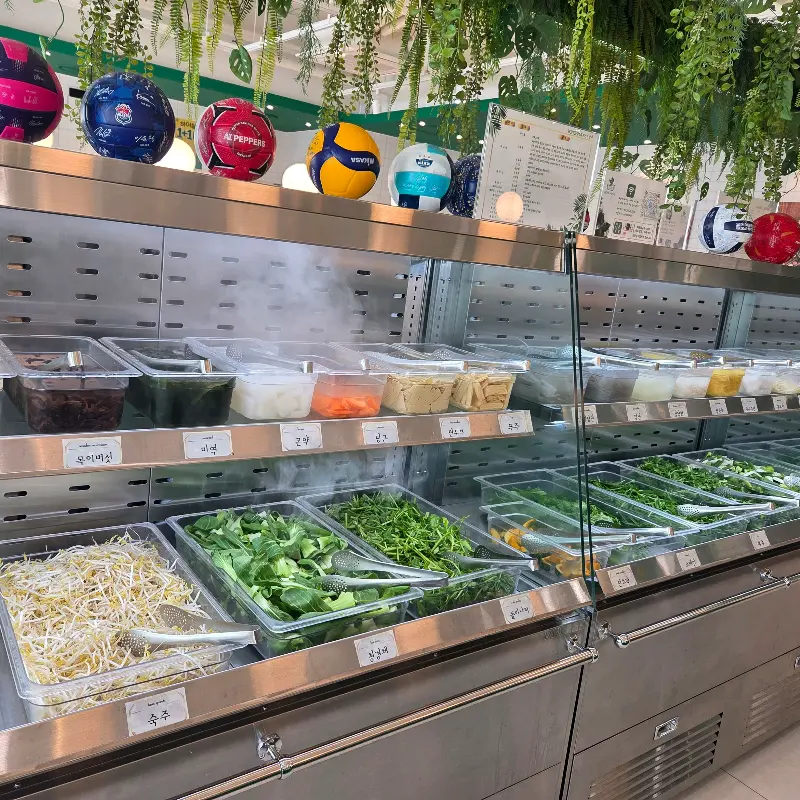 신선한 야채가 가득한 샐러드바