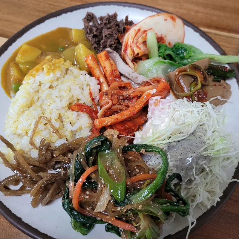 푸짐하게 담아온 뷔페 음식