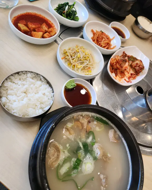 곰탕과 밑반찬