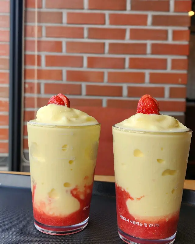 투썸플레이스 딸기 바나나 쉐이크