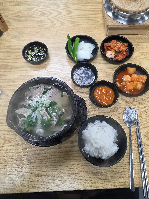 정갈하게 담겨 나온 밑반찬