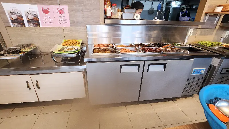 다양한 한식 요리가 가득한 뷔페 코너