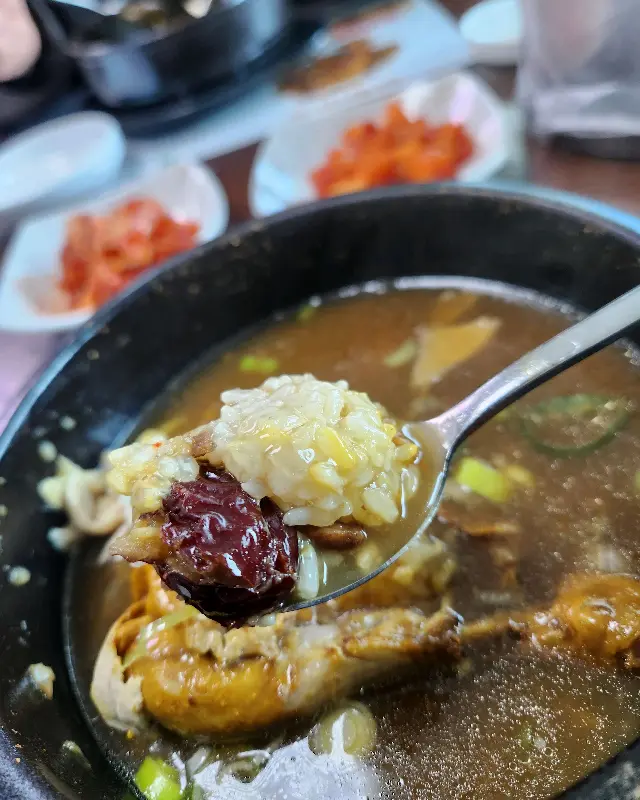 찹쌀과 대추, 인삼 등 건강한 재료가 가득 들어있는 모습