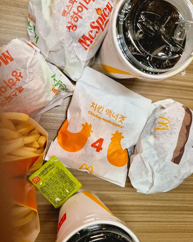 햄버거, 콜라, 감자튀김, 치킨 맥너겟 등 다양한 메뉴