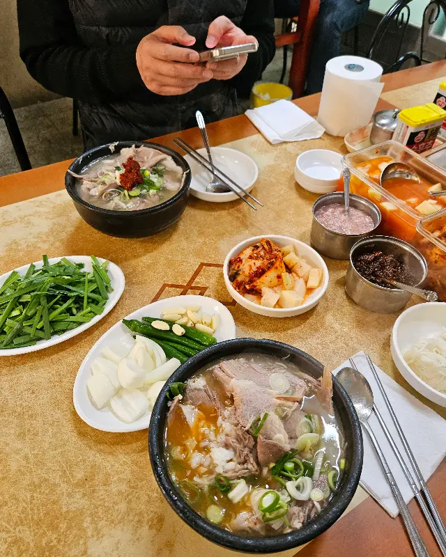금영돼지국밥 테이블