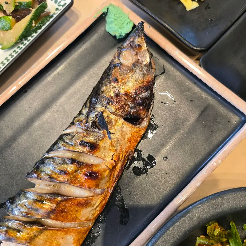 클로즈업한 고등어구이