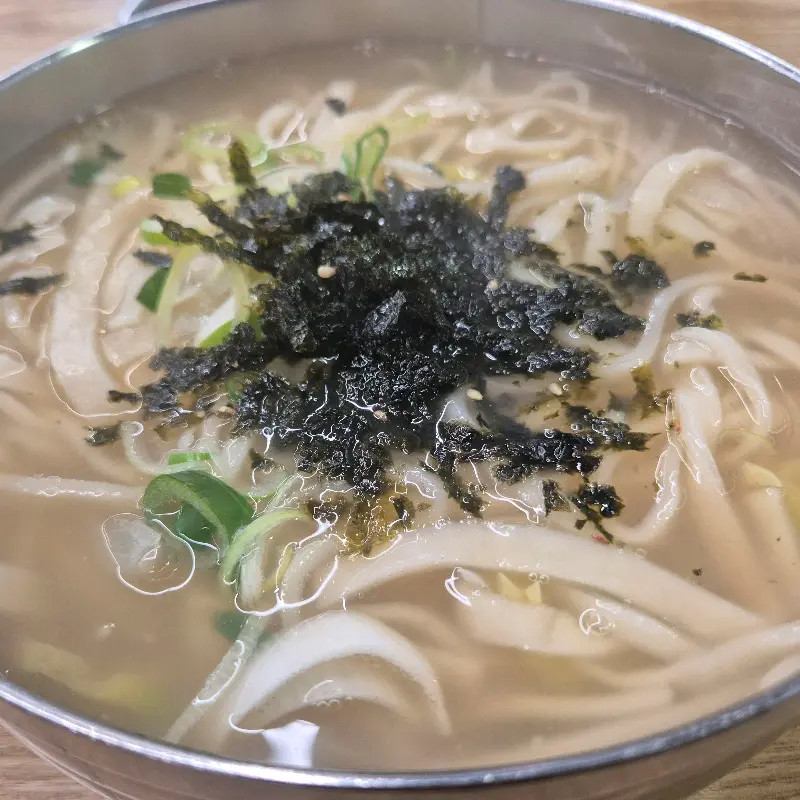 김가루가 듬뿍 뿌려진 칼국수