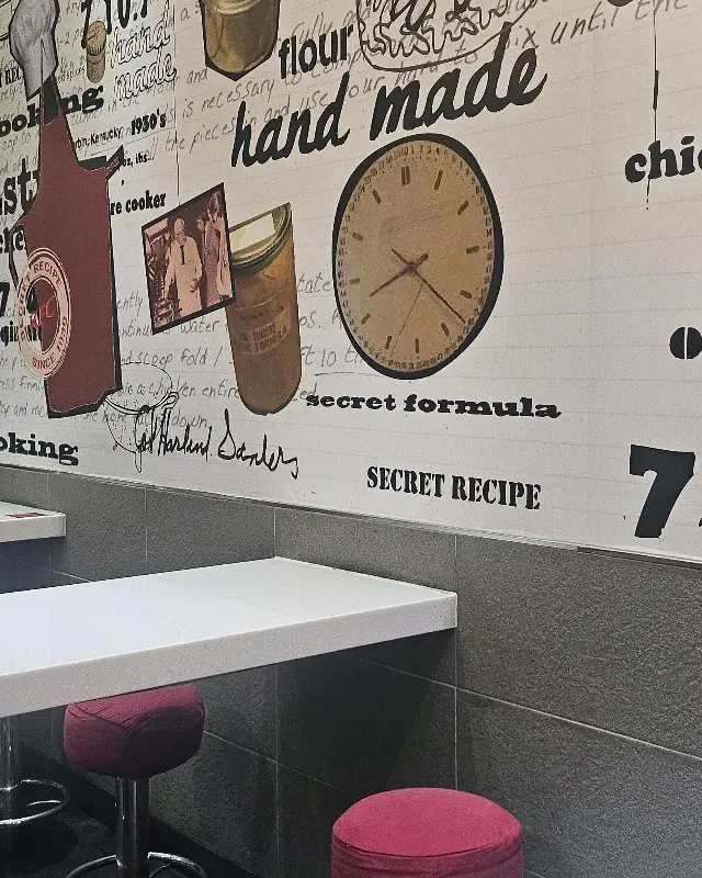 KFC의 역사를 담은 벽면 인테리어