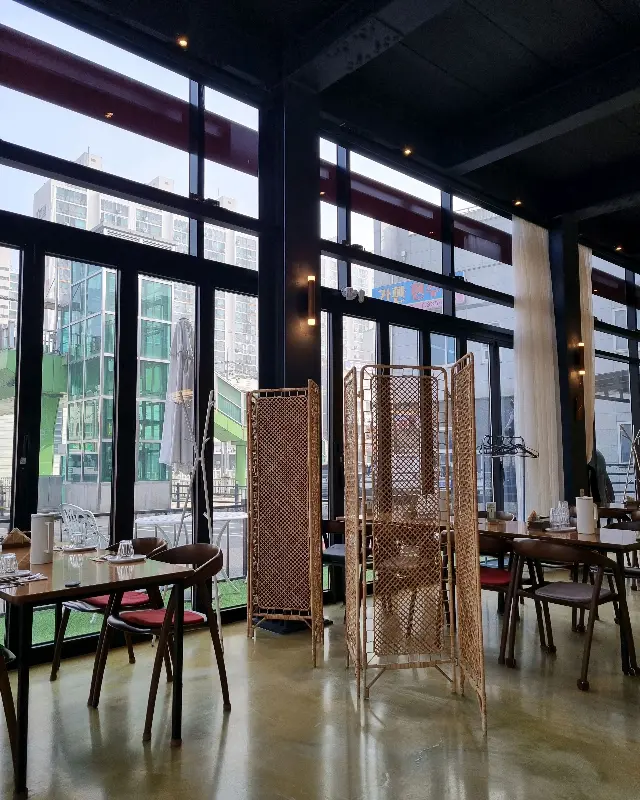 넓은 창문으로 햇살이 가득 들어오는 레스토랑 내부