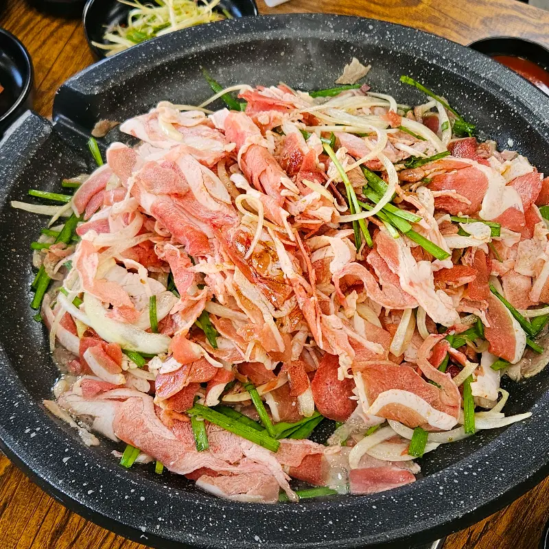 불판에 올려진 오리 불고기