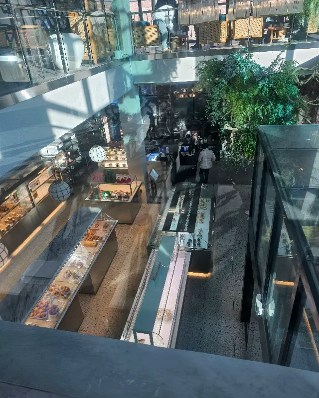 2층에서 내려다본 1층 풍경