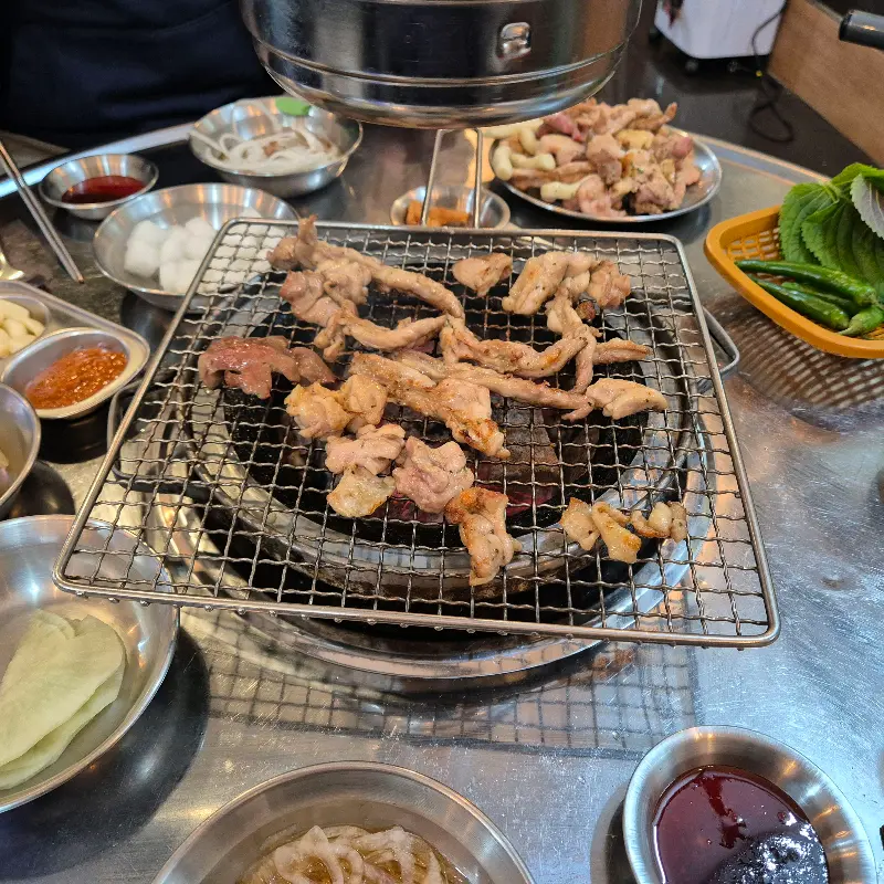 다양한 쌈 채소와 함께 즐기는 닭구이