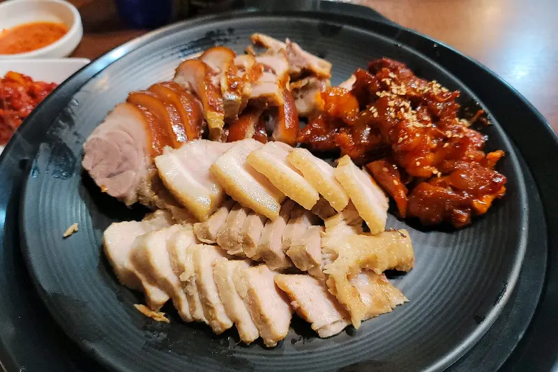 푸짐하게 차려진 족발, 보쌈, 매운족발 한 상 차림