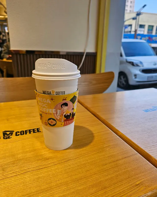 테이블 위에 놓인 아이스 아메리카노