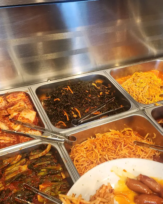 다양한 종류의 반찬 코너