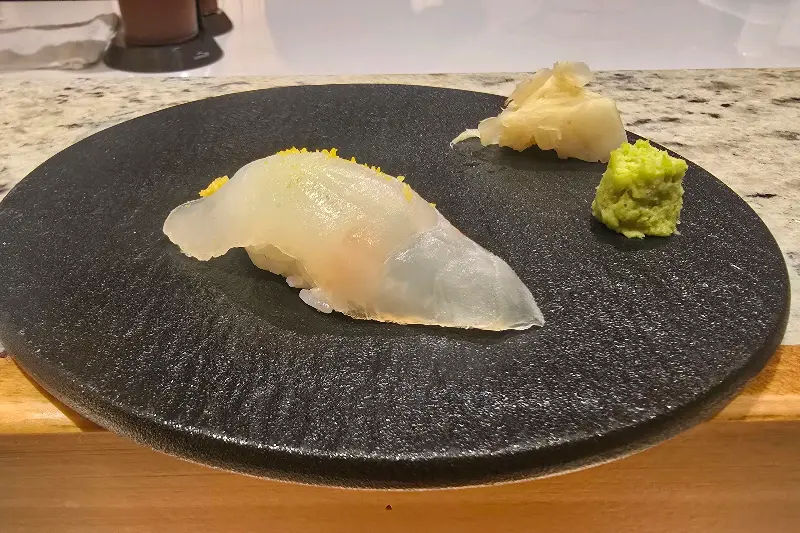 싱싱한 흰살 생선 초밥