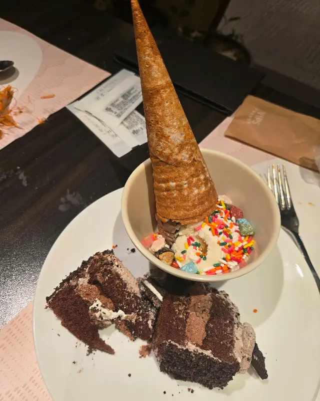 달콤한 디저트로 마무리하는 행복한 식사