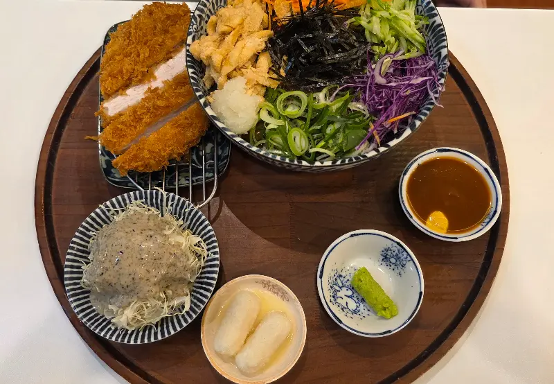 다채로운 고명이 올라간 마제소바