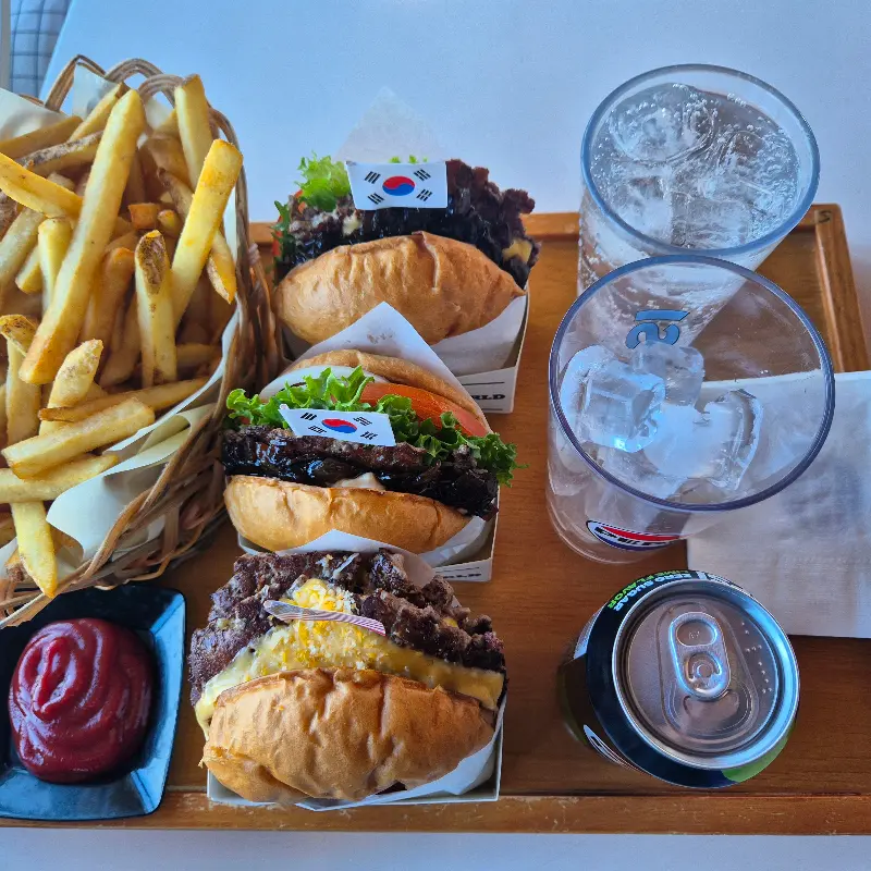 먹음직스러운 양양버거와 감자튀김