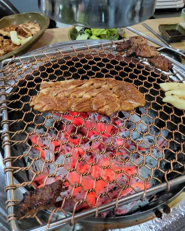숯불에 구워먹는 돼지갈비