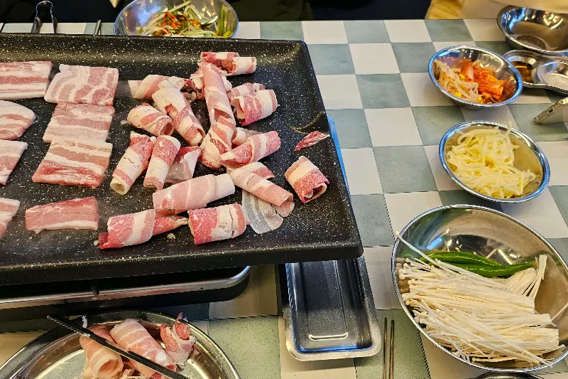 불판 가득 채워진 대패 삼겹살