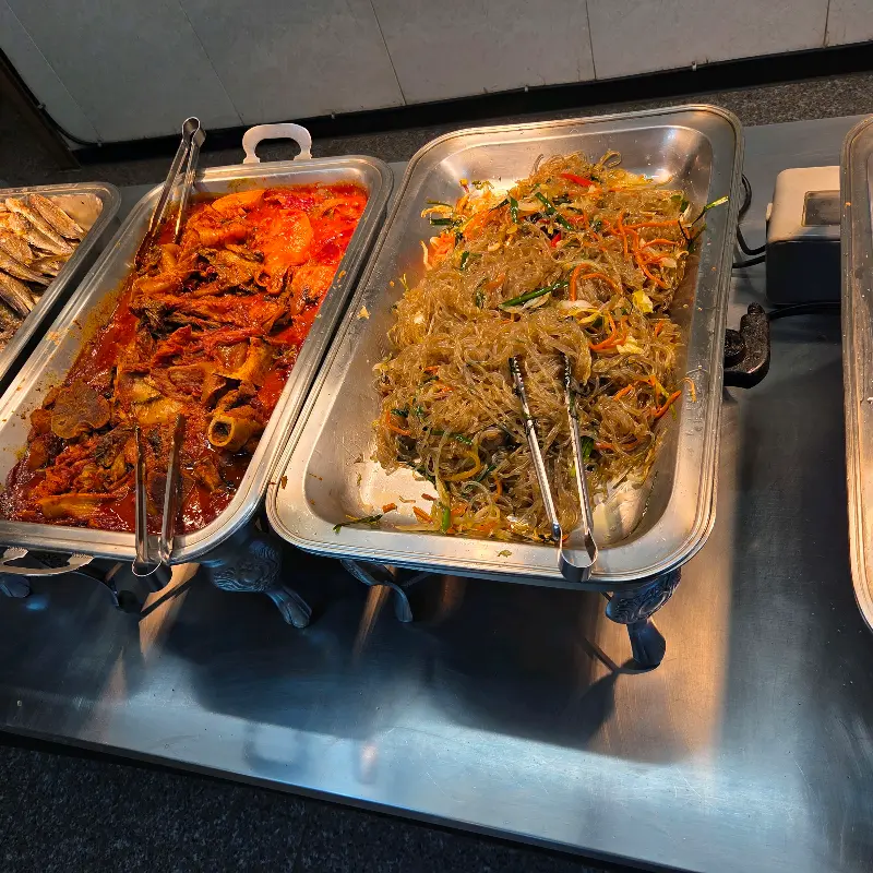 다양한 뷔페 메뉴