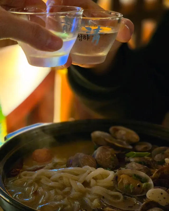 싱싱한 재료가 듬뿍 들어간 묵참말이