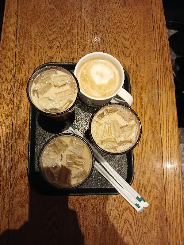 다양한 음료가 담긴 트레이