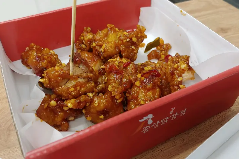 중앙닭강정 반 상자의 모습