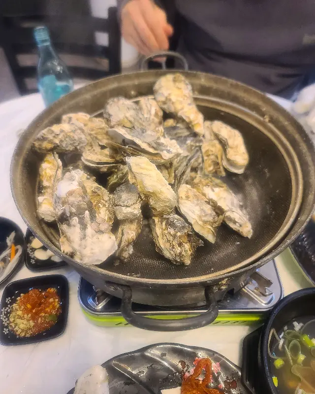 싱싱한 굴찜, 겨울철 최고의 별미