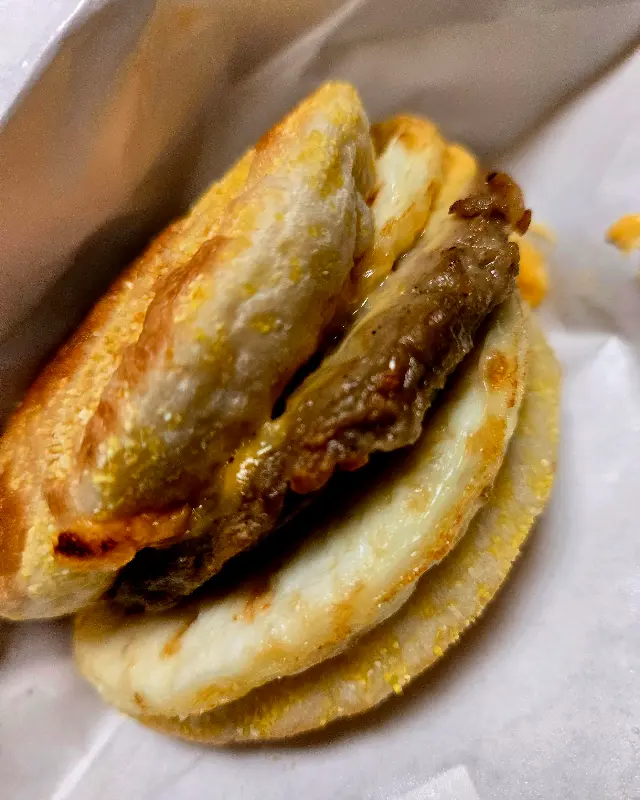 따뜻하게 데워진 샌드위치의 모습