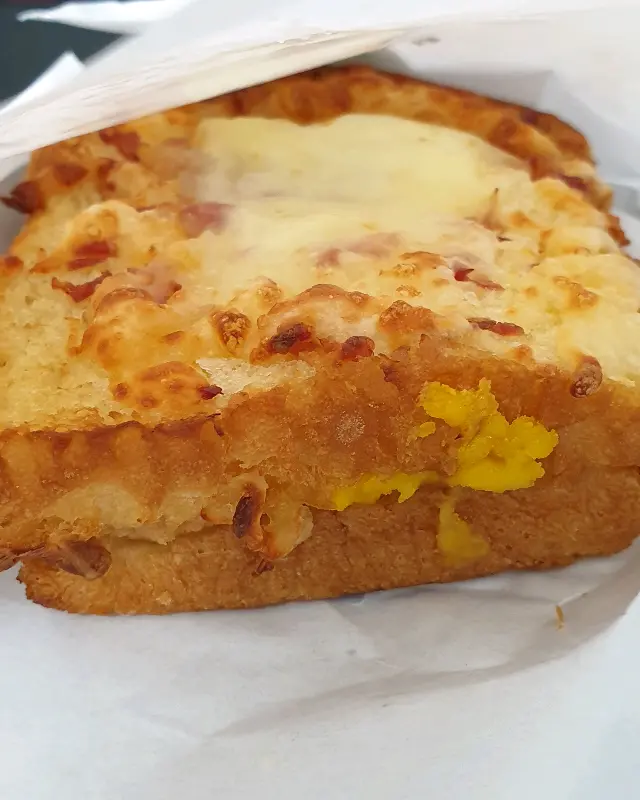 치즈와 소스가 듬뿍 올려진 샌드위치