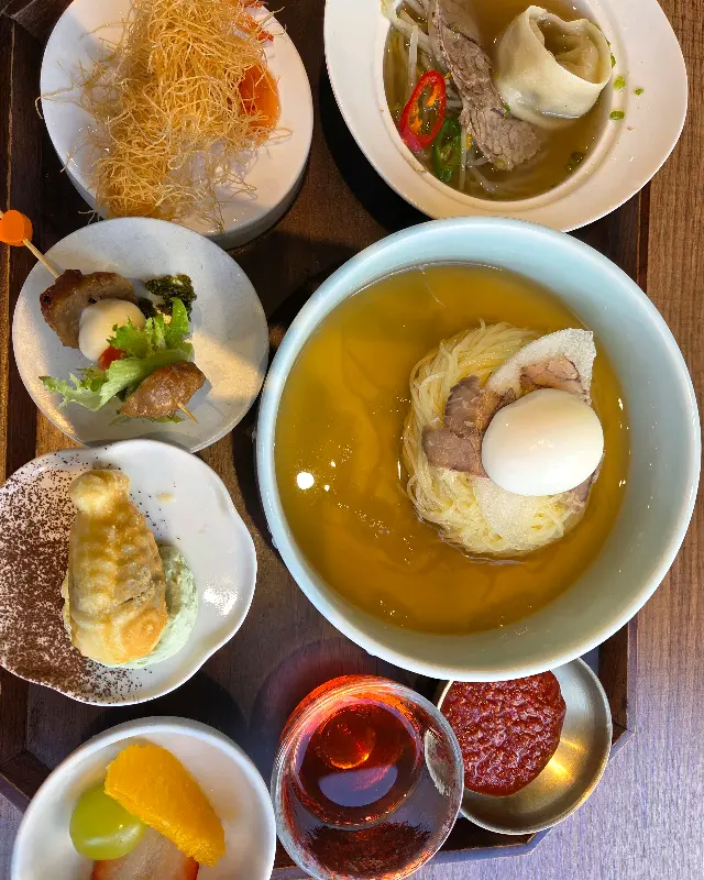 따뜻한 육수가 담겨져 나오는 물밀면