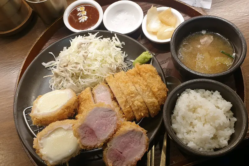 정갈하게 차려진 돈까스 한 상