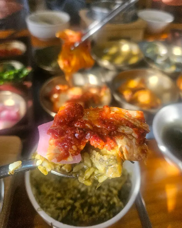 김치를 얹은 전복솥밥