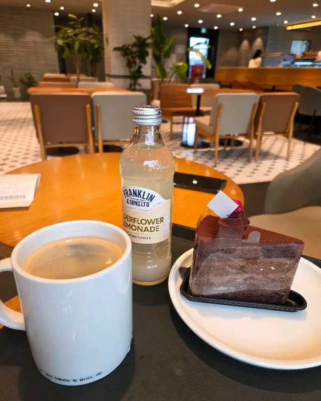 초콜릿 케이크와 아메리카노