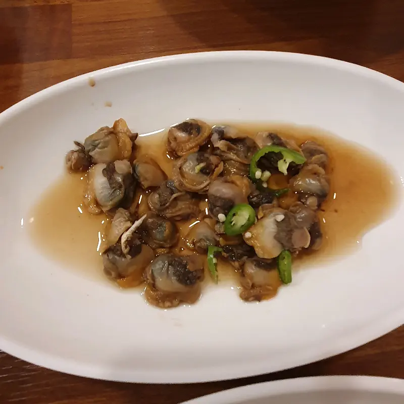 간장 양념에 졸여진 꼬막