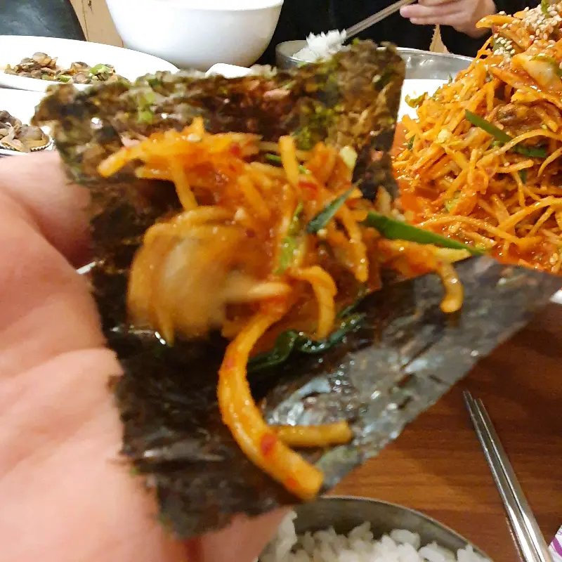 김에 꼬막무침 싸먹기