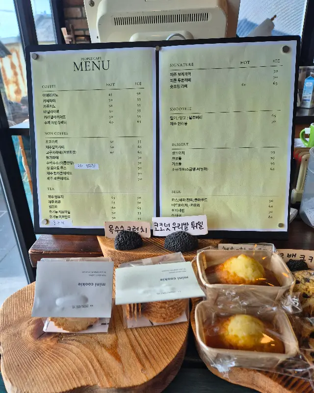 메뉴판과 함께 다양한 디저트가 진열되어 있는 모습