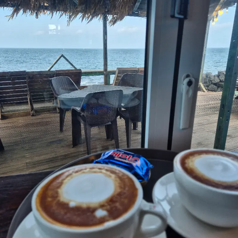 커피와 함께 에이스 과자가 제공되는 모습