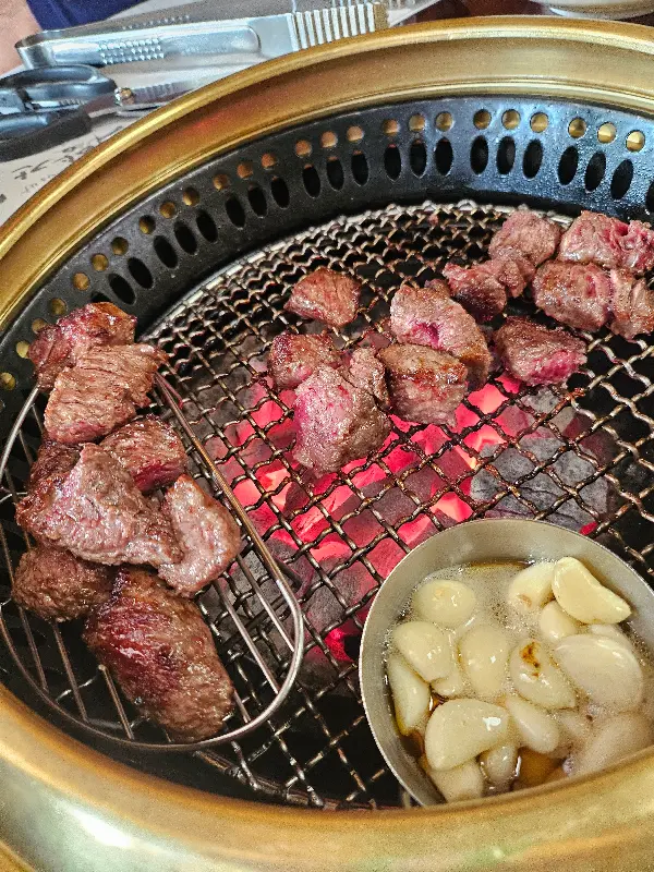 숯불 위에 구워지는 등심