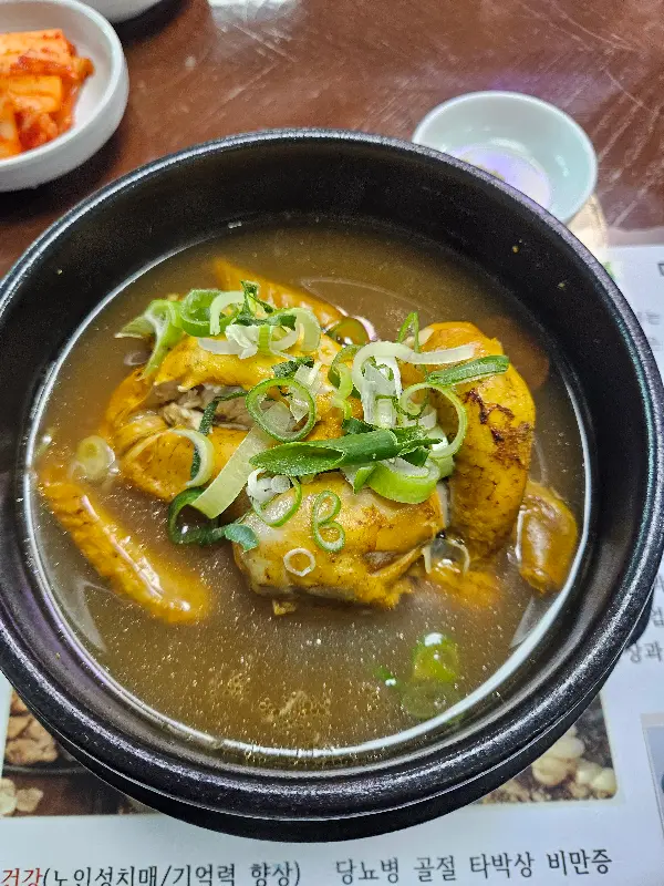 테이블 위에 놓인 상황 삼계탕 한 상차림