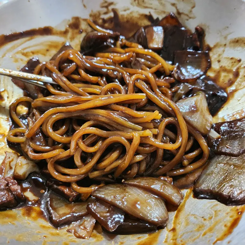 깔끔하게 놓여진 테이블