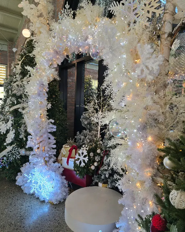 봄을 맞아 화사하게 꾸며진 내부 인테리어