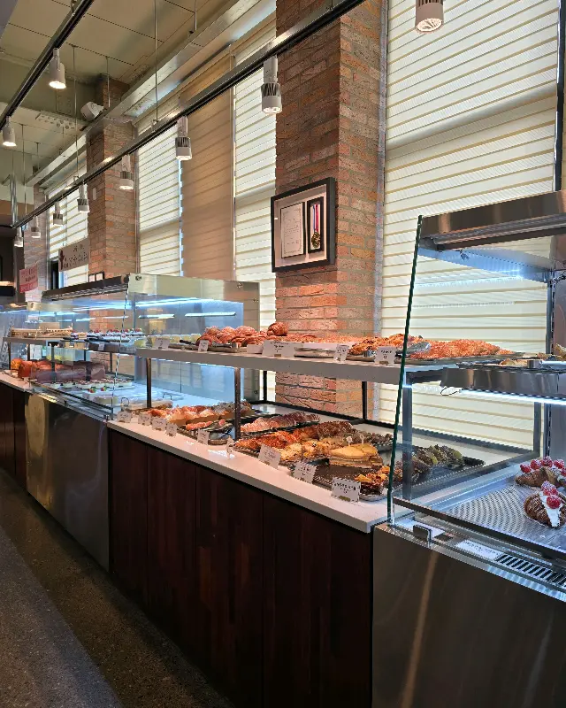 다양한 빵들이 진열된 쇼케이스