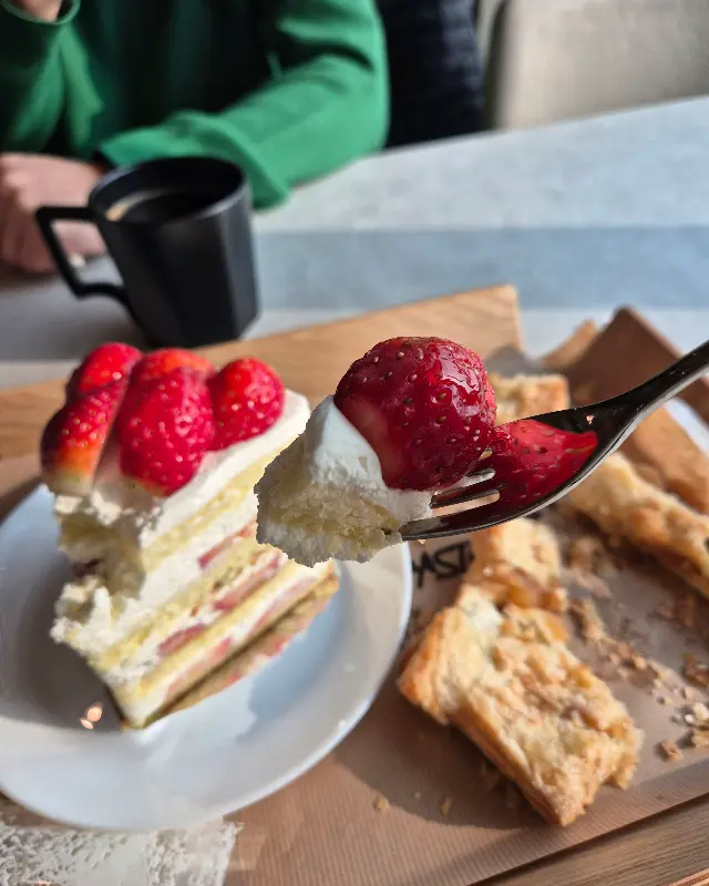 카페에서 판매하는 다양한 빵들