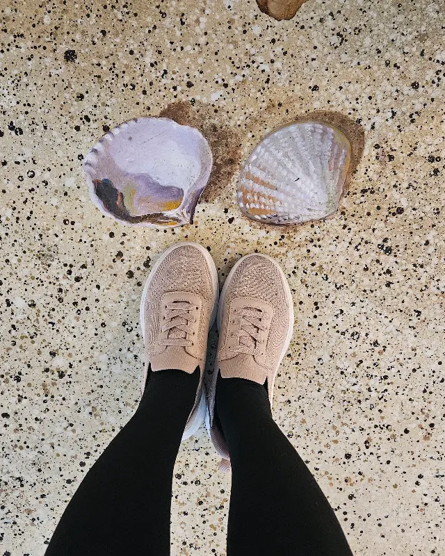 바다를 연상시키는 바닥