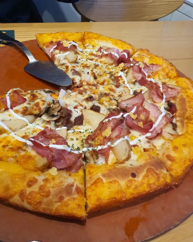 미스터피자의 푸짐한 피자 한 조각