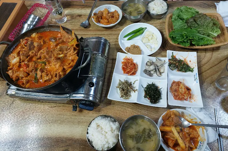 돼지주물럭 한 상 차림